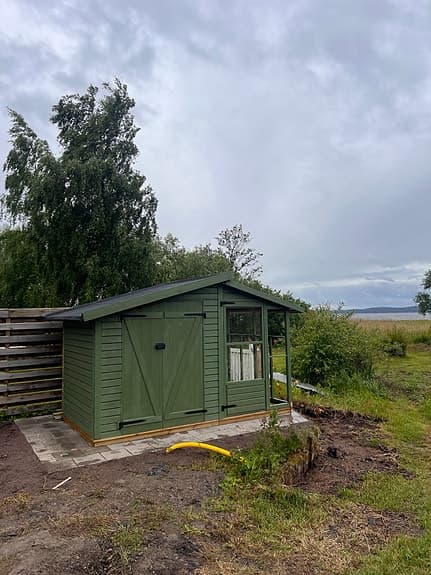 Förråd samt växthus i ett