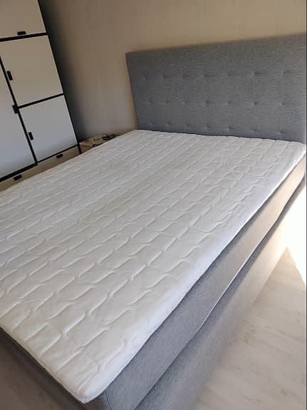 Mio dubbelsäng med grå sänggavel – mycket fint skick
