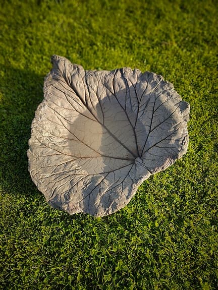 Betongfat formad som blad till trädgården