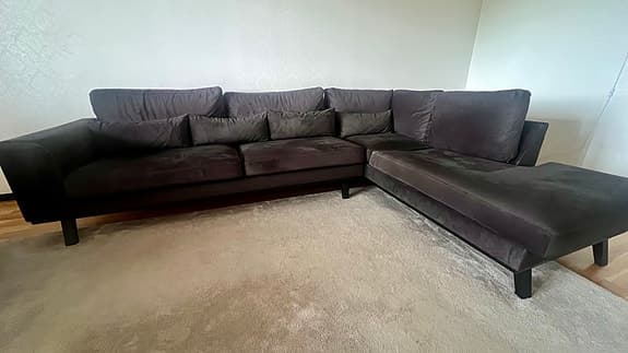 Fin och välskött soffa och fåtöljer - från Trademax & Chilli