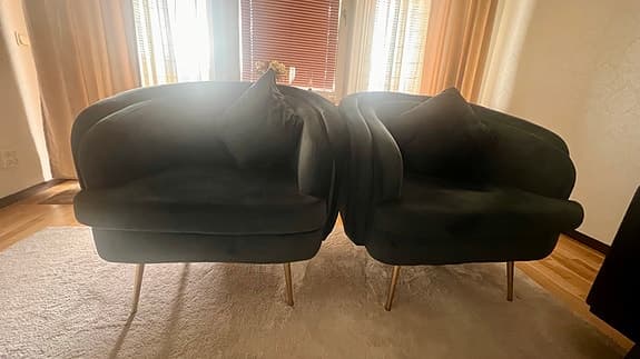 Fin och välskött soffa och fåtöljer - från Trademax & Chilli