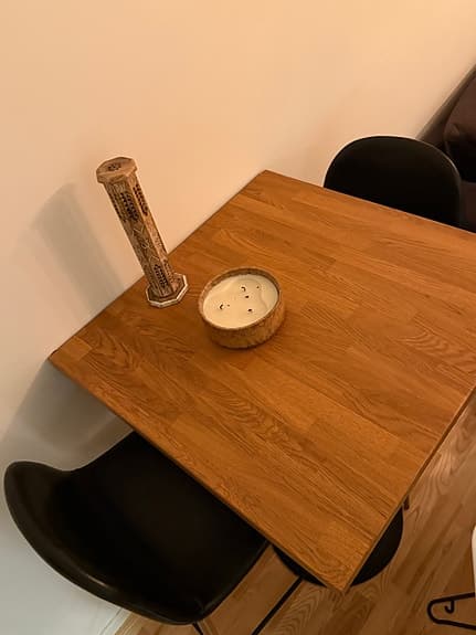 Fint barbord i trä med svart underrede
