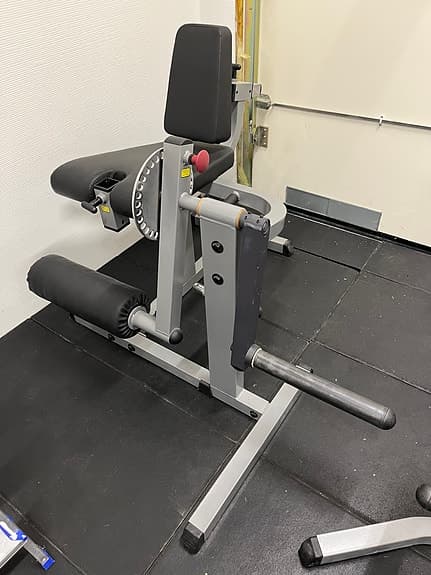 Body solid sittande benspark och lårcurl