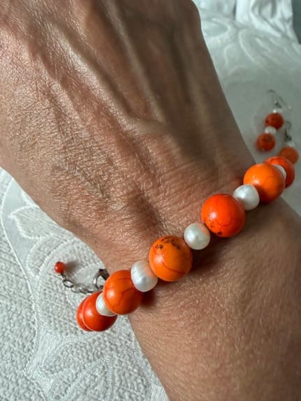 Handgjord armband och örhängen i äkta korall, sötvattenspärlor