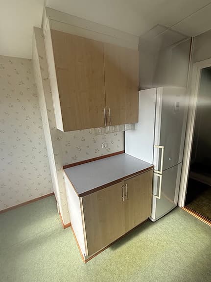 Köksinredning med skåp och bänkskiva i träutseende