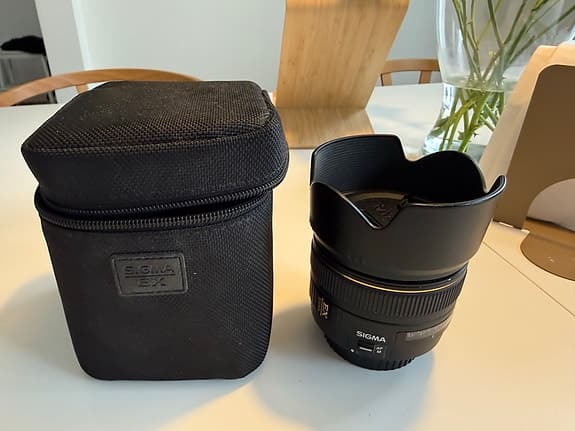 Sigma 30mm 1.4 för Canon med motljusskydd