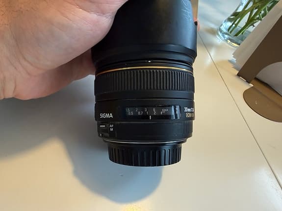 Sigma 30mm 1.4 för Canon med motljusskydd
