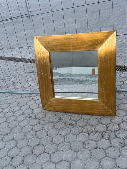 Stor spegel med bred ram 73x73 cm med bladguld