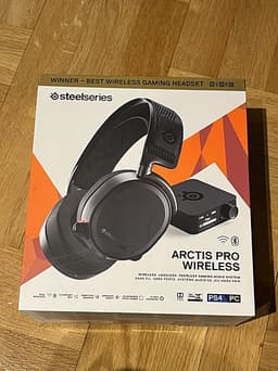 SteelSeries Arctis Pro Wireless headset + basstation