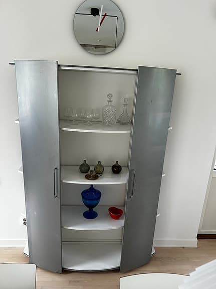Häftigt plåtskåp