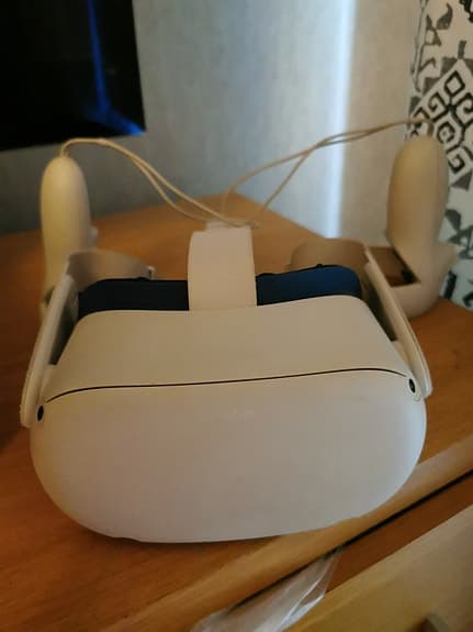 VR-headset med handkontroller
