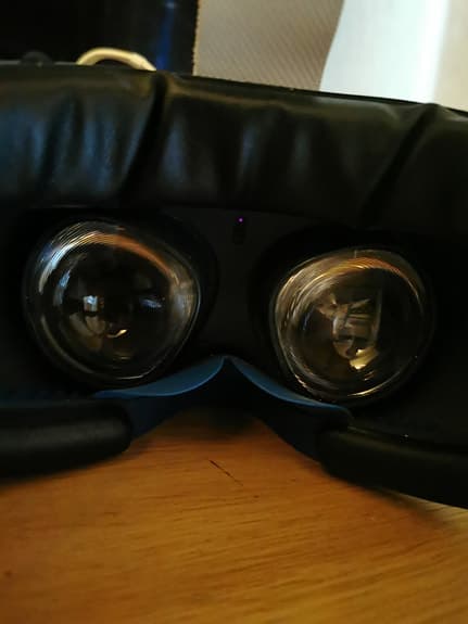 VR-headset med handkontroller