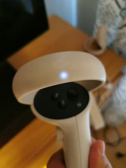 VR-headset med handkontroller
