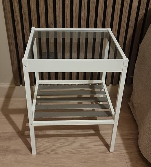 IKEA NESNA sängbord med glasskiva vitt/brunt