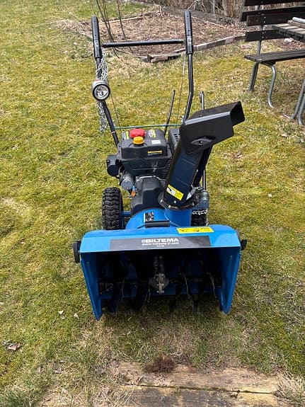 Blå snöslunga med bensinmotor