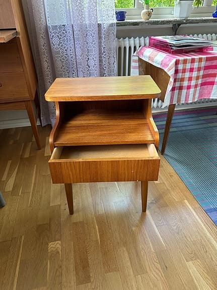 Sängbord i teak