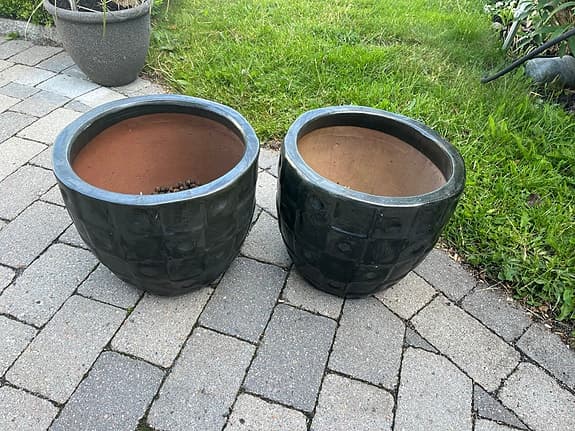 Stora svarta ytterkrukor i keramik, 2 st