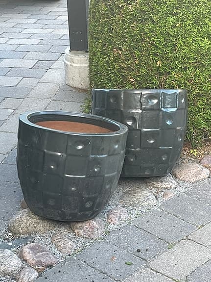 Stora svarta ytterkrukor i keramik, 2 st