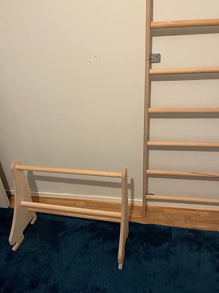 Ribbstol i trä med stång