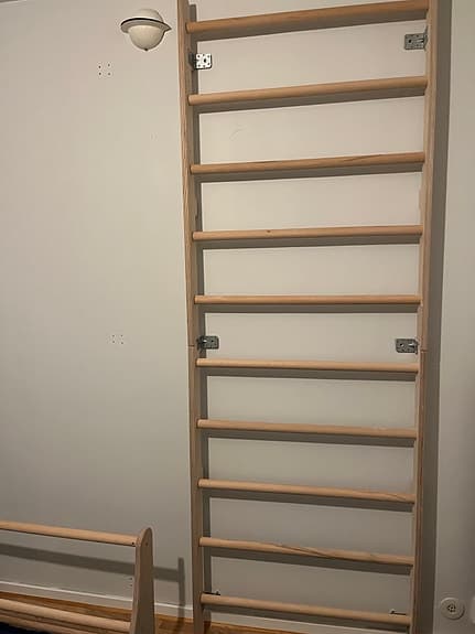 Ribbstol i trä med stång