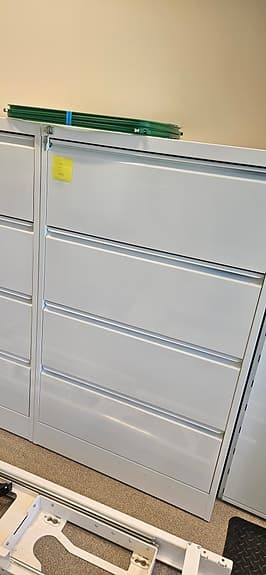 Metallskåp med lador och lås- 2 st