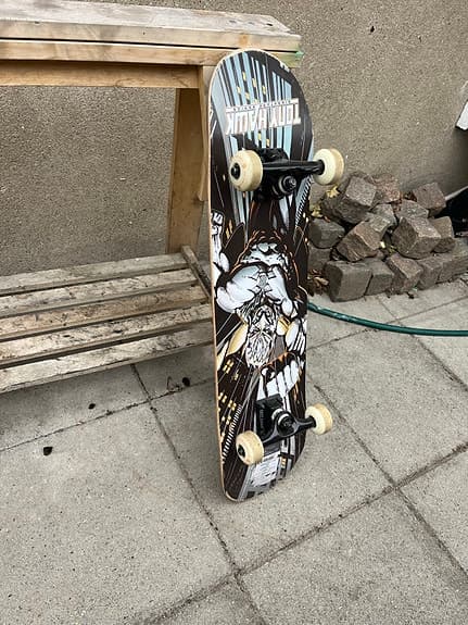 Skateboard med örn-motiv och vita hjul
