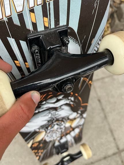 Skateboard med örn-motiv och vita hjul
