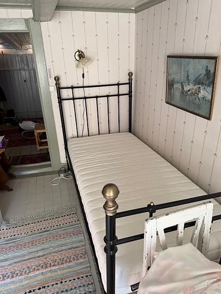 IKEA säng med metallram och elektrisk ribbotten 90x200