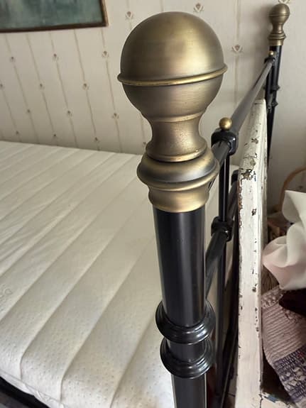 IKEA säng med metallram och elektrisk ribbotten 90x200
