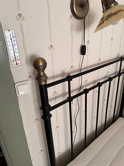 IKEA säng med metallram och elektrisk ribbotten 90x200