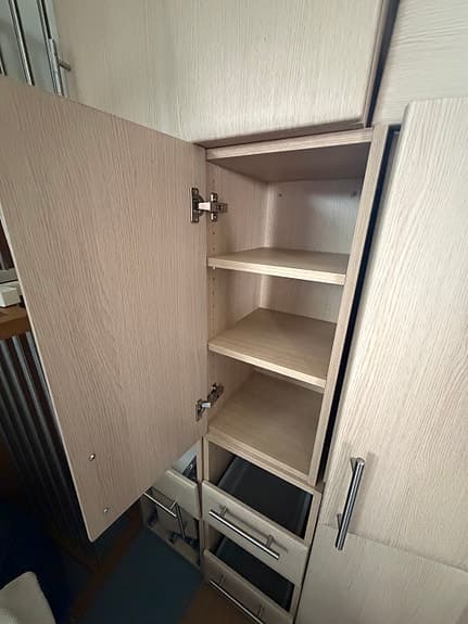 Kökskåp, badrum med lådor i ljus träfanér