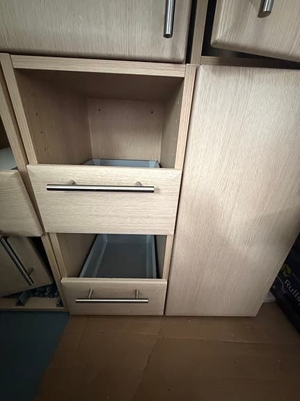 Kökskåp, badrum med lådor i ljus träfanér