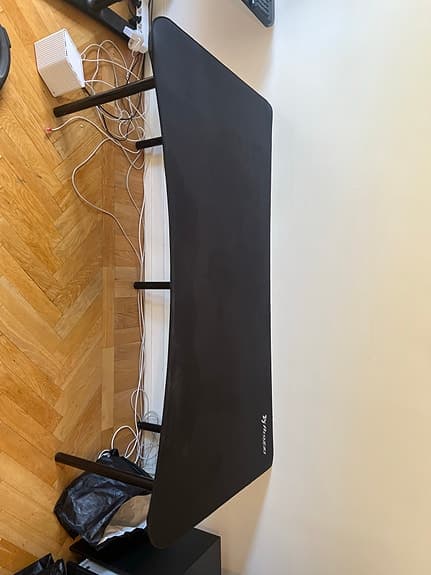 Arozzi musmatta med passande skrivbord och gamingstol