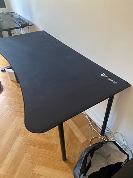 Arozzi musmatta med passande skrivbord och gamingstol