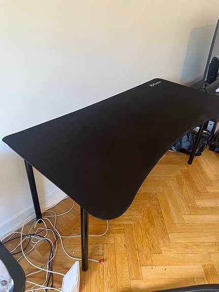 Arozzi musmatta med passande skrivbord och gamingstol