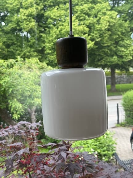 Fönsterlampa/taklampa i vitt glas och mörkt trä