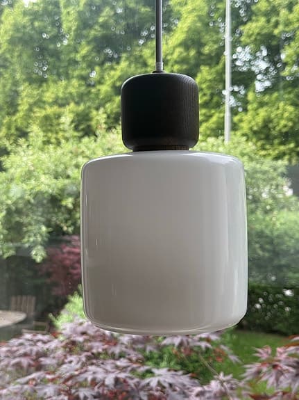 Fönsterlampa/taklampa i vitt glas och mörkt trä