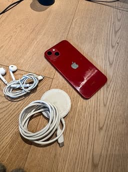 iPhone 13 – Bra yttre skick (Laddas trådlöst via MagSafe) + Hörlurar