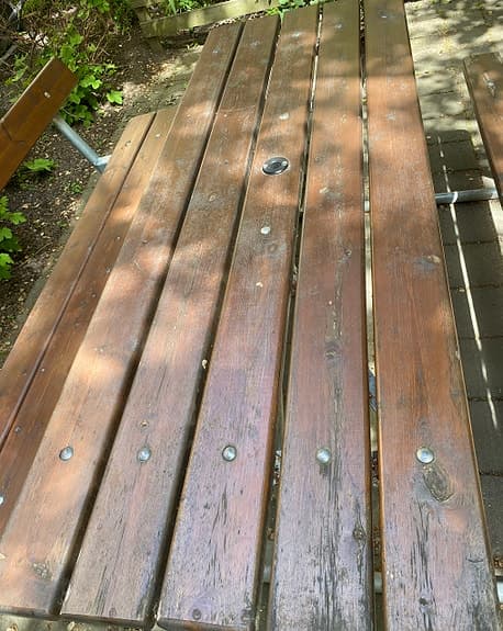 Trädgårdsbord med fasta bänkar i trä och metall säljes. 2 stycken.