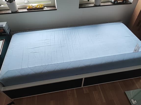 IKEA säng 90 cm med  förvaring