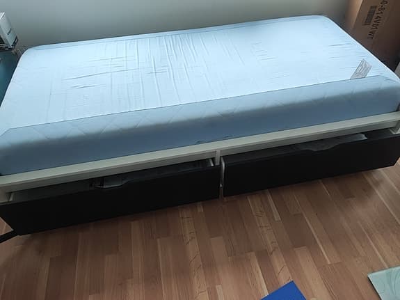 IKEA säng 90 cm med  förvaring