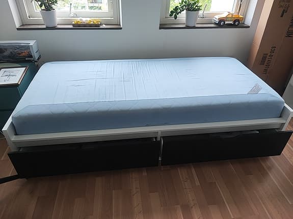 IKEA säng 90 cm med  förvaring