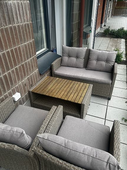 Ute möbelgrupp med soffa, 2 fåtöljer och bord NYSKICK