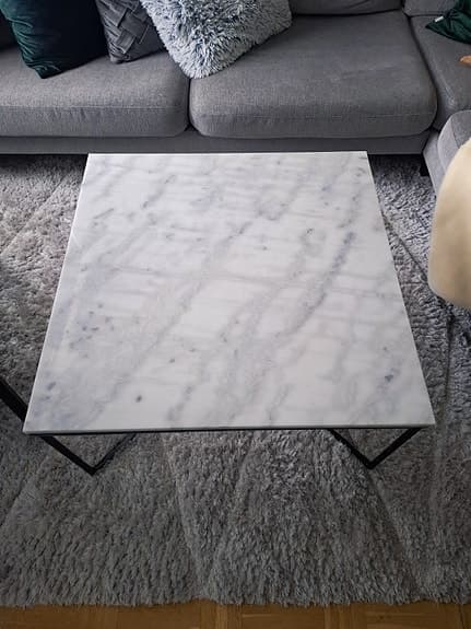 Soffbord i marmor med metallunderrede