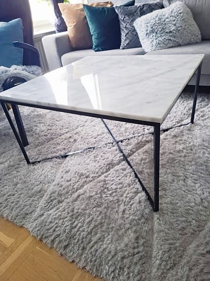 Soffbord i marmor med metallunderrede