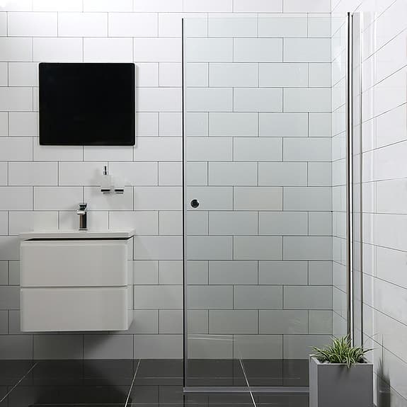 Ny Duschvägg i glas med kromade detaljer