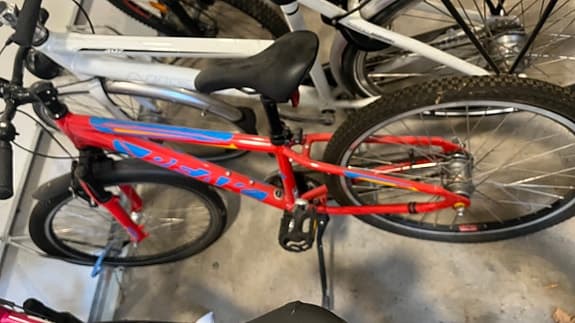 Röd barncykel med blå text