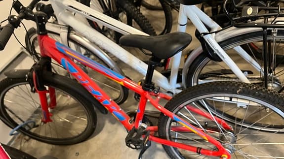 Röd barncykel med blå text
