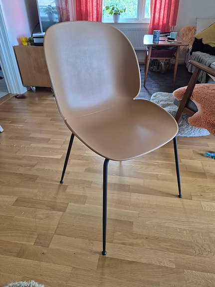 Stolar Gubi beetle chair