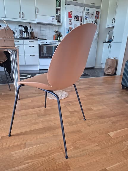 Stolar Gubi beetle chair